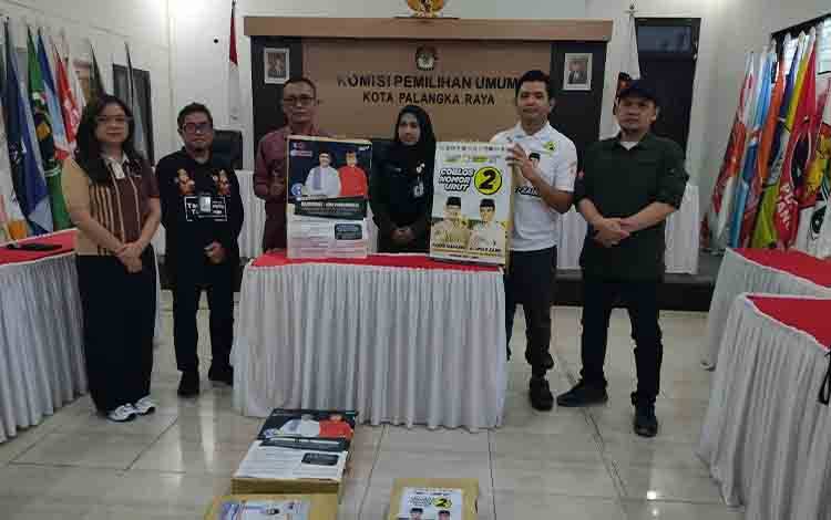 KPU Palangka Raya Serahkan Ribuan Bahan Kampanye untuk Paslon Walikota dan Wakil Walikota