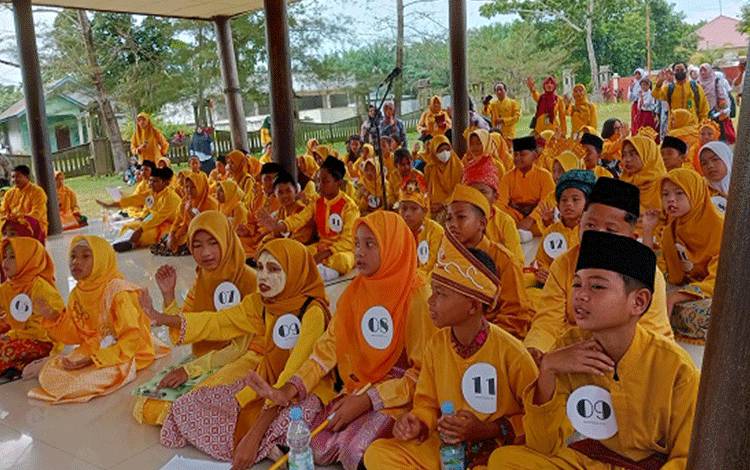 Ratusan Siswa SD SMP Kobar Ikuti Festival Tunas Bahasa Ibu Tingkat Kabupaten