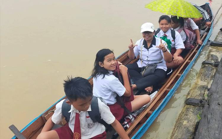 Semangat Belajar Siswa SD Terganggu Jalan Pandawei-Tangkahen yang Terendam Banjir