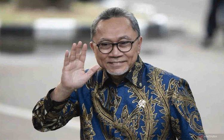 Ketua Umum PAN Zulkifli Hasan melambaikan tangan saat tiba di kediaman Presiden terpilih Prabowo Subianto, Kertanegara, Jakarta Selatan, Senin (14/10/2024). ANTARA FOTO/Aprillio Akbar/sgd/agr
