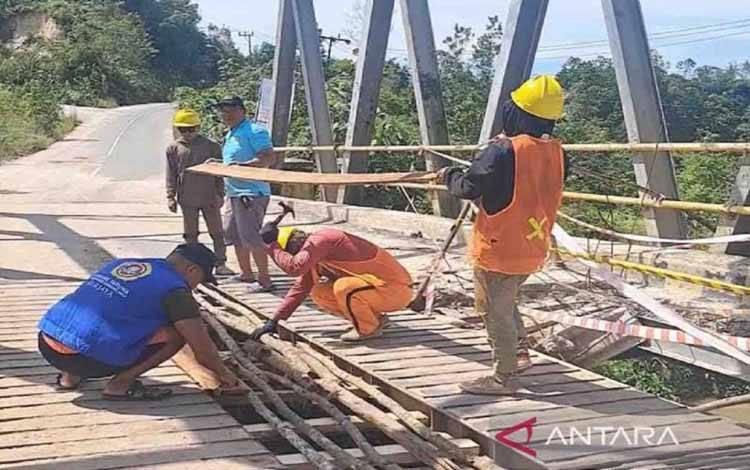 Pemkab Gunung Mas Minta Rekanan Benahi Ramp Door Jembatan Sei Kurun