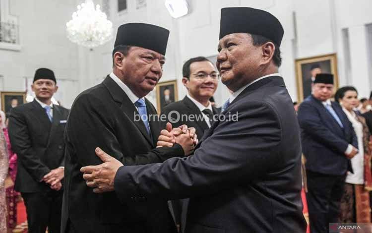 Presiden Prabowo Subianto (kanan) berjabat tangan dengan Menteri Koordinator Bidang Politik dan Keamanan Budi Gunawan (kiri) usai pelantikan menteri dan kepala lembaga tinggi negara Kabinet Merah Putih di Istana Negara, Jakarta, Senin (21/10/2024). ANTARA FOTO/Hafidz Mubarak A/Lmo/nym.