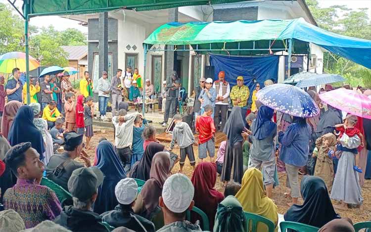 Paslon Erlin - Alberkat Kampanye Dialogis di Desa Budi Mufakat