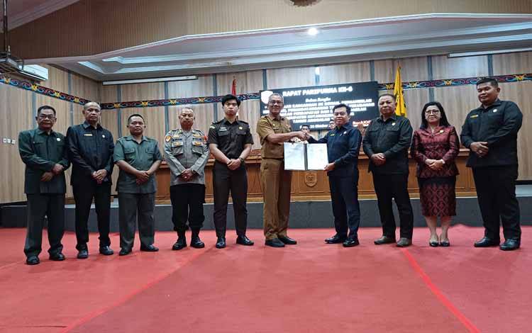 Rapat paripurna penandatanganan tentang RAPBD perubahan Tahun Anggaran 2024, Senin, 21 Oktober 2024. (FOTO: DEWI)