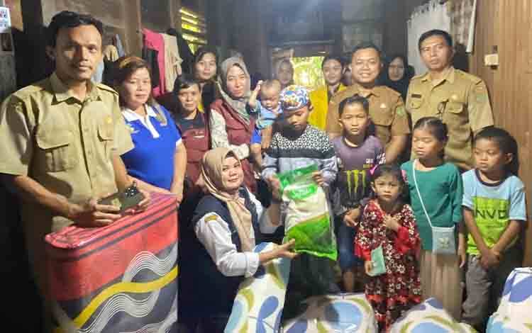 DPMDSos Barito Timur Salurkan Bantuan untuk 5 Anak yang Kehilangan Kedua Orang Tua Secara Beruntun