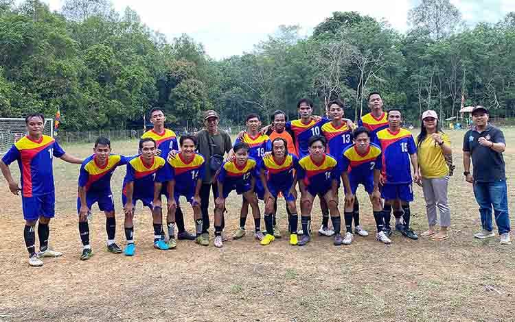 Tim Karang Taruna Desa Kupang Baru Lolos 16 Besar Turnamen Sepakbola Mangkarap Cup XIII