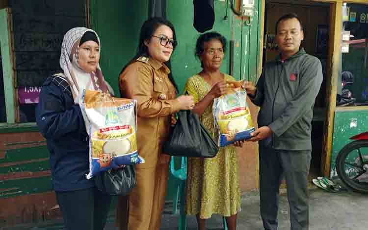 Lurah Langkahi Sriwanti saat menyerahkan bantuan sembako kepada warga RT 1 RW 3 Kelurahan Langkahi. (FOTO : PATHUR)