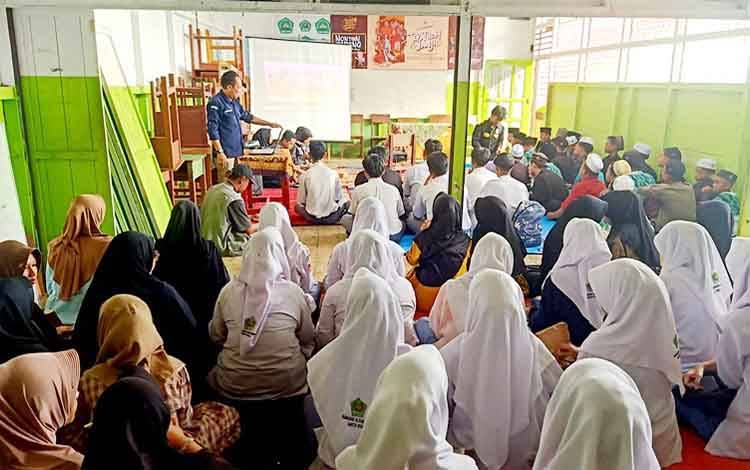 KPU Barito Utara Goes To School dan Nobar Film "Tepatilah Janji" di Pesantren