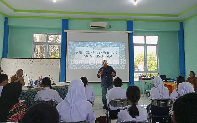 Antusias warga dari berbagai profesi mengikuti kelas berbagi resensi buku di Aula Dispursip Kobar, Selasa, 22 Oktober 2024. (FOTO: NURITA)