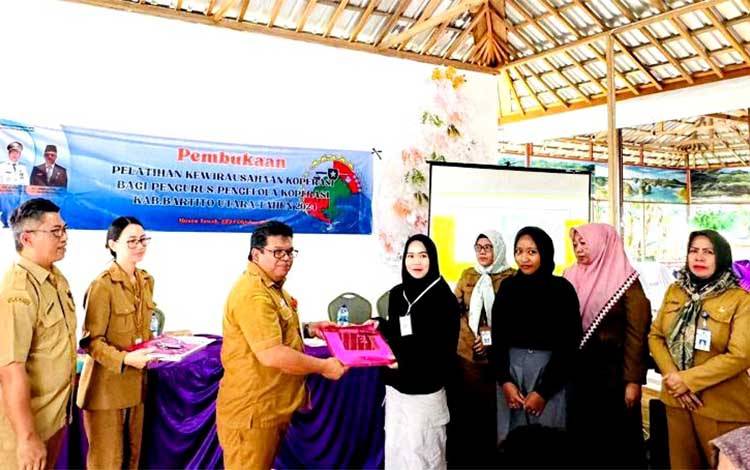 Disnakertranskop UKM Barito Utara Adakan Pelatihan Kewirausahaan Koperasi
