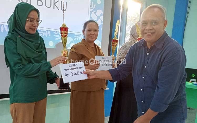 Hobi Nulis Jurnal, Guru IPA di Kobar Juara Lomba Resensi Buku