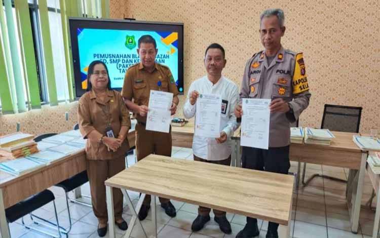 Disdik Kapuas Musnahkan Ribuan Blangko Ijazah Tidak Terpakai dan Rusak
