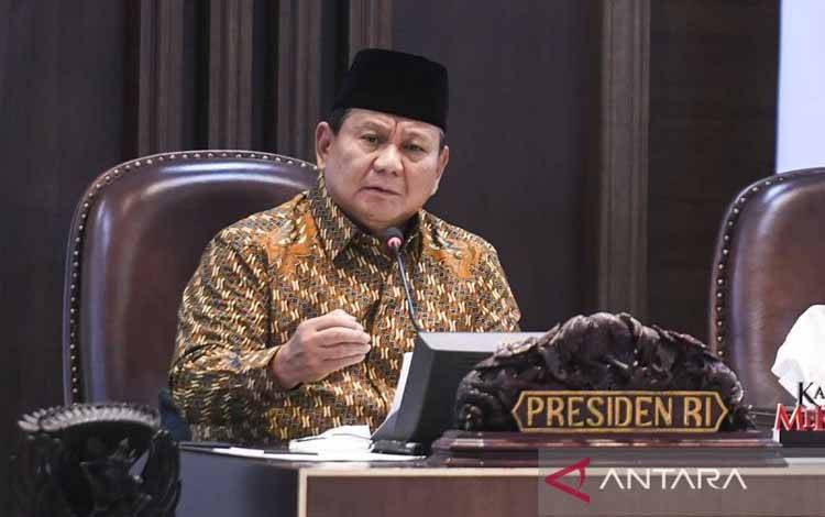 Presiden Prabowo Subianto memberikan arahan saat sidang kabinet paripurna di Kantor Presiden, Jakarta, Rabu (23/10/2024). Presiden Prabowo Subianto menggelar sidang kabinet paripurna perdana yang dihadiri jajaran Kabinet Merah Putih. ANTARA FOTO/Hafidz Mubarak A/aww/pri