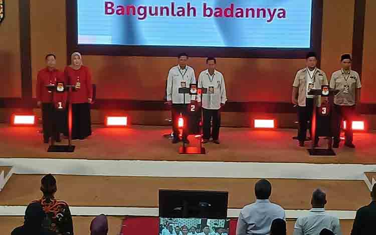 Tiga pasangan calon Bupati dan Wakil Bupati Katingan melaksanakan debab publik yang pertama di ruang rapat rapat DPRD.