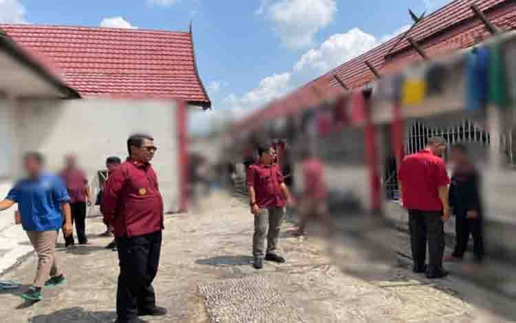 Pastikan Keamanan, Kalapas Sampit Kontrol Hunian Para Narapidana