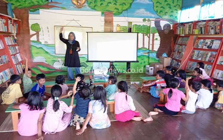 Dosen FKIP UPR Laksanakan Giat Membaca dan Bercerita Bersama di TBM Ransel Buku