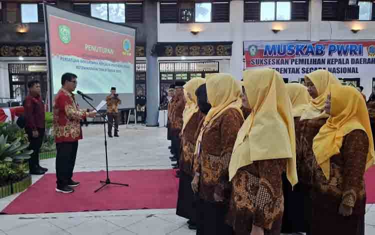 Pjs Bupati Kotim Kukuhkan Pengurus PWRI