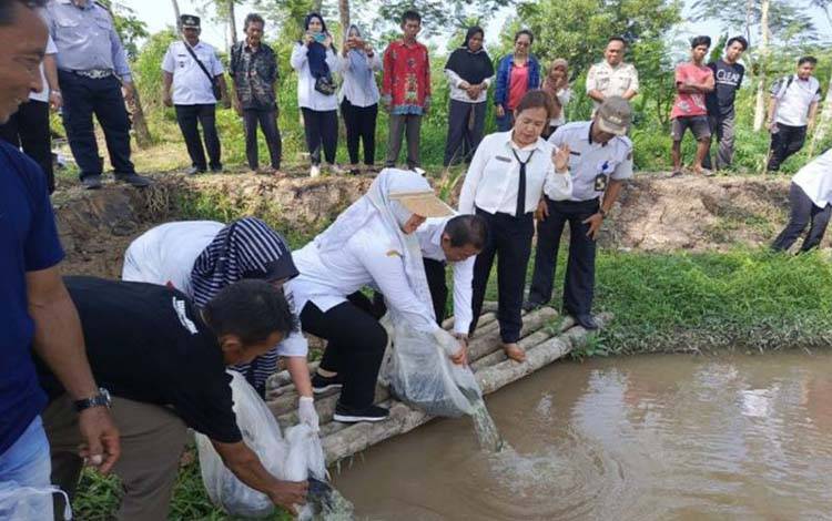 Pemkab Pulang Pisau Berikan Nelayan Bantuan Alat Tangkap dan Benih