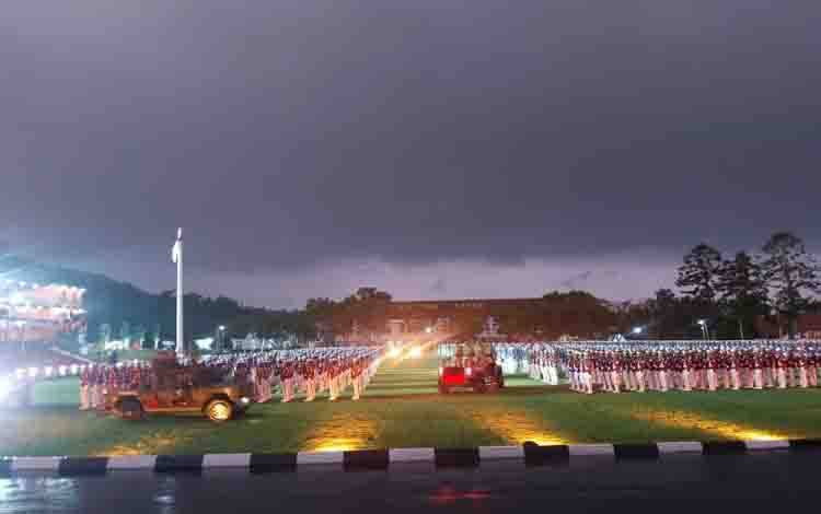 Prabowo-Gibran Diguyur Hujan Deras saat Inspeksi Pasukan Parade Senja