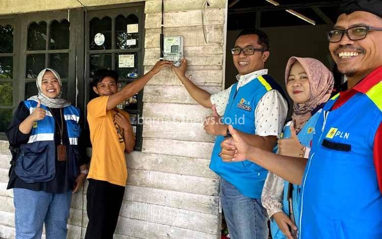 PLN Pasang Listrik Gratis Bagi 293 Warga Prasejahtera di Kalselteng