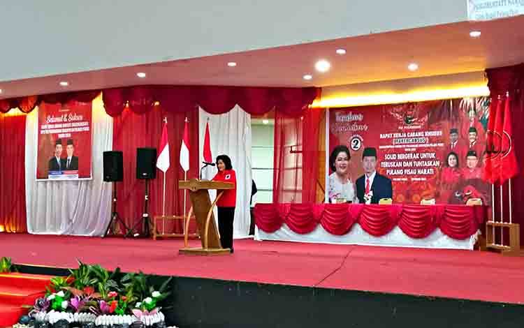 Ketua DPC PDI Perjuangan Pulang Pisau, Pudjirustaty Narang saat memberikan sambutan pada Rakercabsus, Sabtu, 26 Oktober 2024. (FOTO: M PRADILA KANDI)