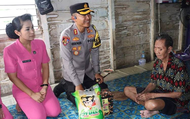 Kapolres Kapuas Berikan Bantuan Sembako kepada Warga Desa Timpah
