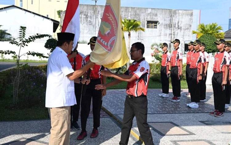 Pj Bupati Kobar Berangkatkan Kontingen Ikuti IBAB dan Upacara Hari Sumpah Pemuda ke-96 Tingkat Kalteng