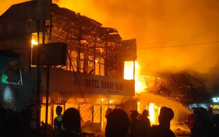 Kebakaran di Jalan Letjend Suprapto, Kota Kuala Kapuas, Sabtu sore, 26 Oktober 2024. (FOTO: IST)