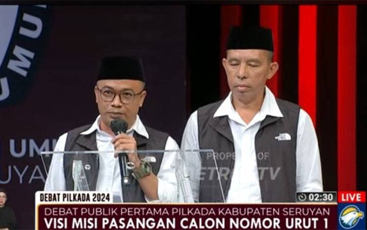 Pasangan M. Mukhlis dan M. Aswin memaparkan visi dan misi pada Debat Pertama Paslon Bupati dan Wakil Bupati Seruyan.