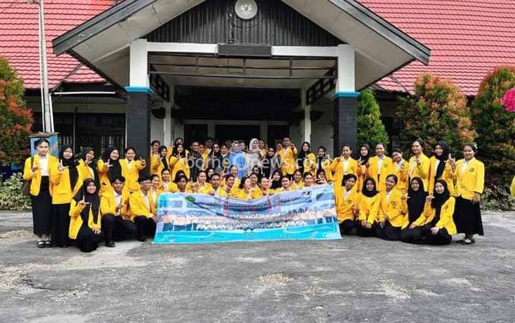 Mahasiswa Pendidikan Bahasa dan Sastra Indonesia Gelar Penyuluhan di SMPN 5 Katingan Hilir