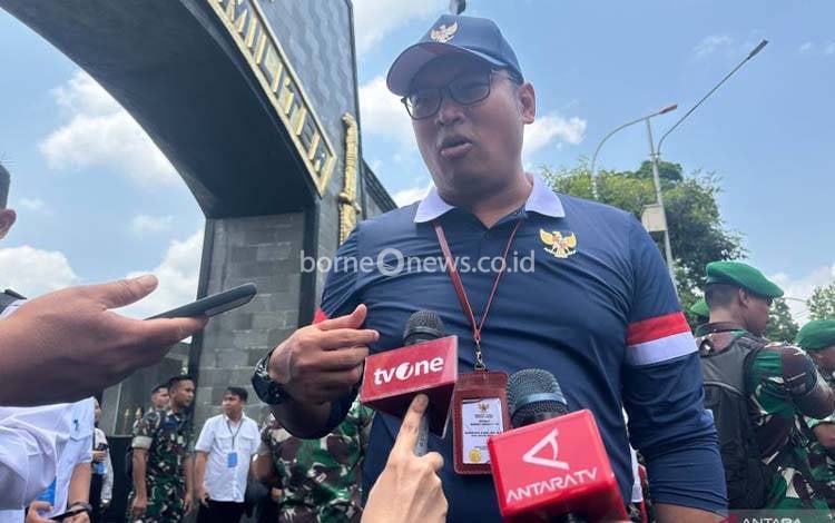 Wakil Menteri Pertanian Sudaryono saat memberikan keterangan di depan gerbang Akademi Militer, Kota Magelang, Jawa Tengah, Minggu (27/10/2024). ANTARA/Rio Feisal