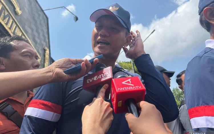 Menteri Koordinator Bidang Infrastruktur dan Pembangunan Kewilayahan (Menko IPK) Agus Harimurti Yudhoyono saat memberikan keterangan di depan gerbang Akmil, Kota Magelang, Jateng, Minggu (27/10/2024). (ANTARA/Rio Feisal)