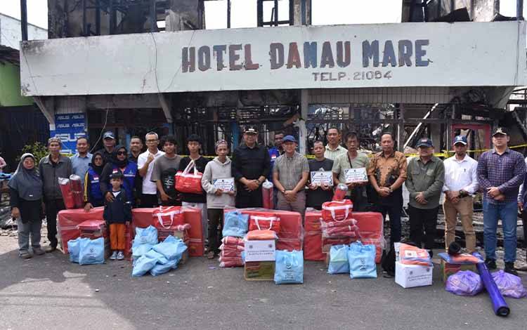 Pj Bupati Kapuas Tinjau dan Berikan Bantuan kepada Korban Kebakaran
