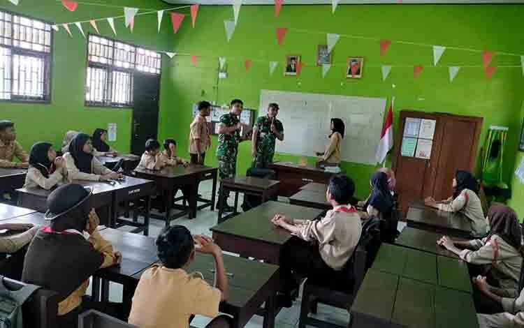 Babinsa Kolam Ajarkan Matematika Dasar Metode Gasing ke Murid SD