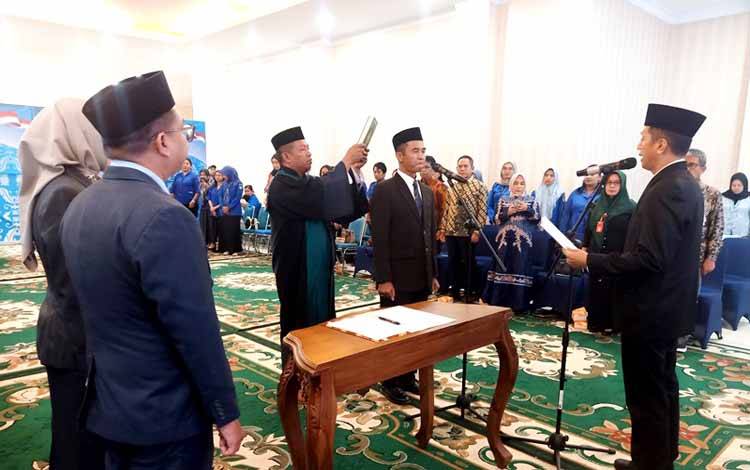 Pj Bupati Lantik dan Ambil Sumpah Janji Jabatan Direktur PDAM Barito Utara