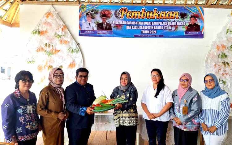 Disnakertranskop UKM Barito Utara Kembali Adakan Pelatihan Garnish Bagi Pelaku UMK