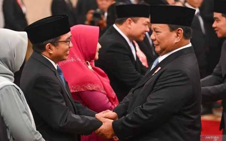 Presiden Prabowo Subianto (kanan) memberikan selamat kepada Kepala Badan Pengelola Investasi Daya Anagata Nusantara Muliaman Darmansyah Hadad (kiri) usai upacara pelantikan di Istana Negara, Jakarta, Selasa (22/10/2024). Presiden Prabowo melantik Ketua Mahkamah Agung (MA) serta Kepala Badan, Gubernur Lemhanas, Utusan Khusus Presiden, Penasihat Khusus Presiden, dan Staf Khusus Presiden pada Kabinet Merah Putih 2024-2029. ANTARA FOTO/Sigid Kurniawan/app/foc (ANTARA FOTO/SIGID KURNIAWAN)