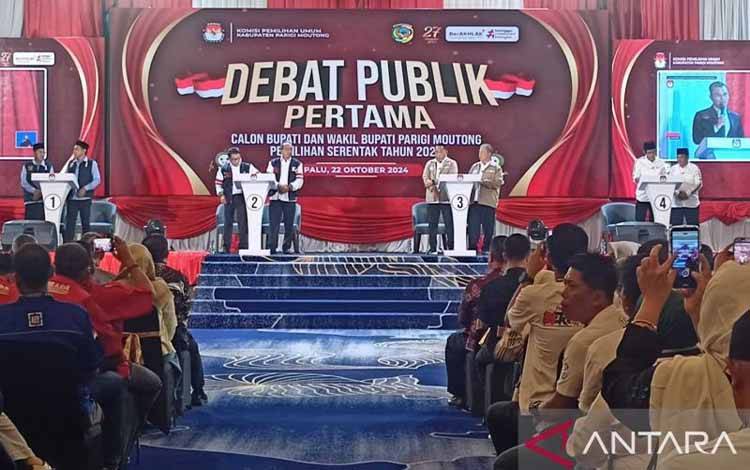 Ilustrasi - Pasangan calon kepala dan wakil kepala daerah mengikuti debat publik pertama yang dilaksanakan KPU Parigi Moutong berlangsung disalah satu hotel di Kota Palu, Selasa (22/10/2024). ANTARA/Moh Ridwan