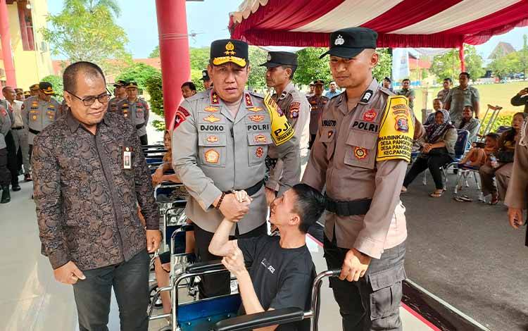 Polda Kalteng dan Kemensos RI Salurkan 30 Kursi Roda untuk Warga