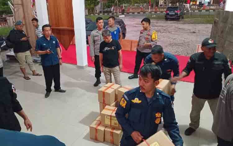Situasi ketika KPU Gunung Mas menerima logistik Surat suara pemilihan gubernur wakil gubernur Kalteng, Senin, 28 Oktober 2024. (FOTO: IST)