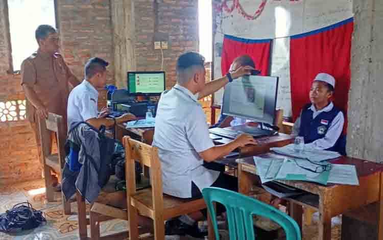 Dukcapil Kapuas Jemput Bola Pelayanan KIA di SD dan SMP Islam Bifahmil Anbiya