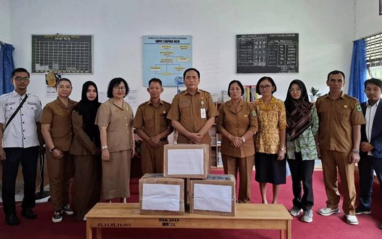 Disarpustaka Kapuas Serahkan 150 Buku ke SMPN 2 Kapuas Hilir untuk Bangun Budaya Literasi