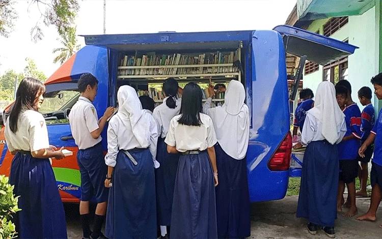 Mobil Perpusling Disarpustaka Kapuas Disambut Antusias Pelajar SMPN 2 Kapuas Hilir