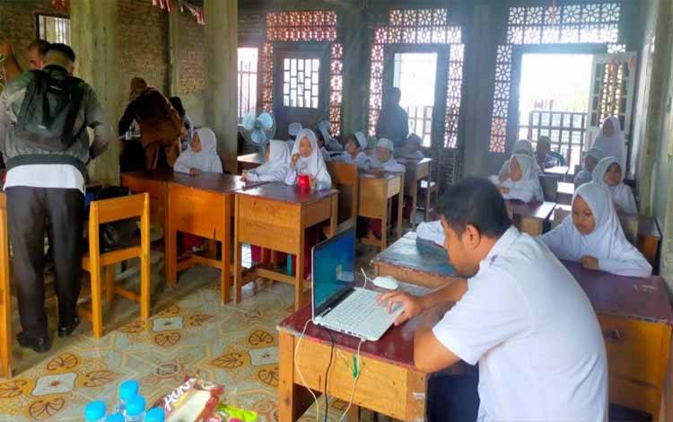 Murid SD dan SMP Bifahmil Anbiya Kapuas Antusias Ikuti Layanan Jemput Bola Pembuatan KIA