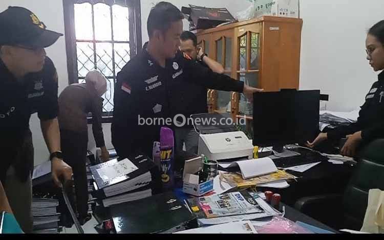 Tim Kejati Kalteng Geledah Kantor Bawaslu Seruyan