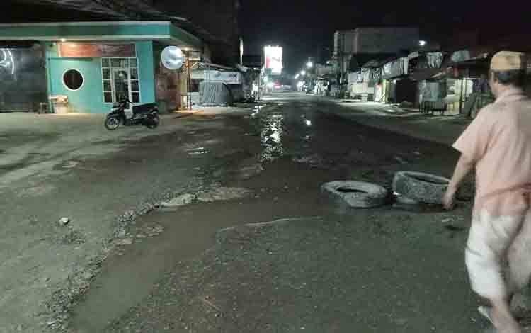 Warga Ampah Kota Minta Pemerintah Segera Perbaiki Jalan Nasional yang Rusak