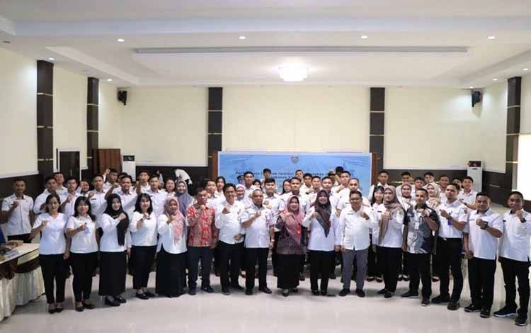 Penyerahan Purna Praja Lulusan IPDN Angkatan XXX Kalteng ke BKPSDM Kabupaten/Kota