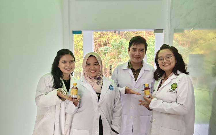 Tim Dosen UPR Teliti Kandungan Senyawa Bioaktif Minyak Khas Urut Dayak