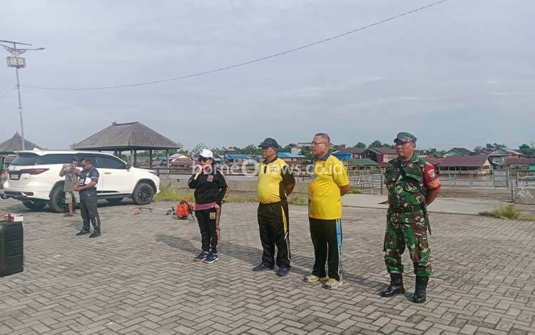 Lurah Langkai Sriwanti saat memberikan arahan sebelum memulai kegiatan kerja bakti (Foto : PATHUR)