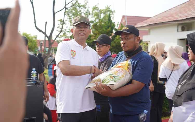 Pemprov Kalteng Bagikan Sembako Gratis ke UMKM